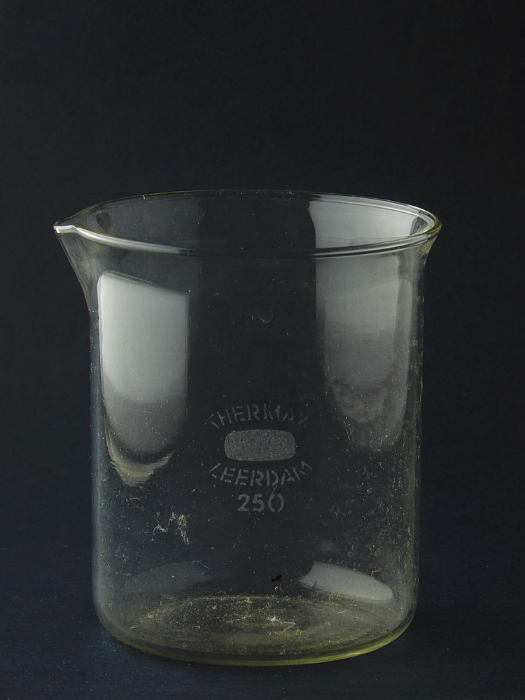 kleine ronde glazen bekerglas met schenklip en witte belettering Thermax Leerdam 250