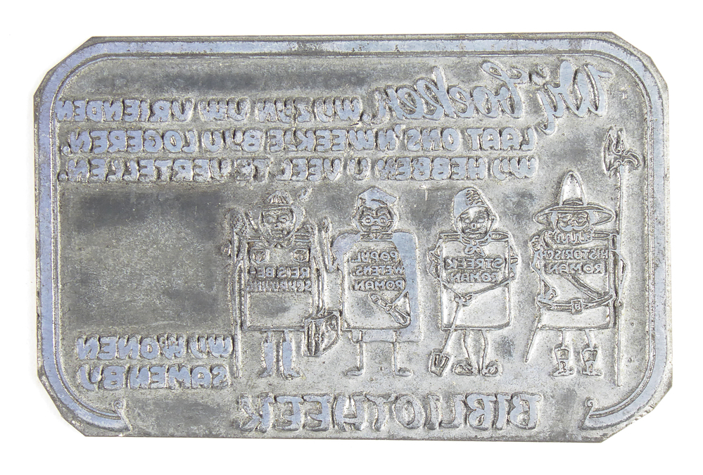 rechthoekige zink met koperen cliche met afbeelding van 4 poppetjes met op hun borstkast respectievelijk historisch roman, streekroman, popul. wetensch.roman, restbeschrijving en inscriptie wij boeken wij zijn uw vrienden laat ons n'week bij u logeren wij hebben u veel te vertellen wij wonen samen bij bibliotheek, aan achterkant gedeeltelijke logo indianenhoofd met gedeeltelijke tekst micro metal photoengravers plates, afkomstig van kantoorinstallaties Bv Schuur te Veendam