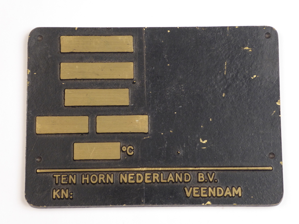bronzen plaat met inscriptie Ten Horn Nederland BV  KN  Veendam Relatiegeschenk voor R.A.H. (R.A.Hazewinkel ? )