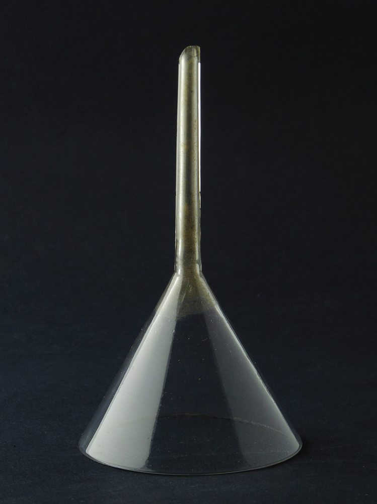 kleine glazen trechter zonder opschrift