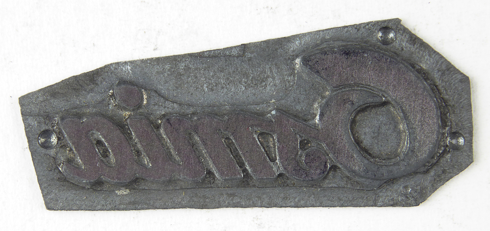 smalle langwerpige non ferro metalen cliche met inscriptie Osmia, achterkant groen, afkomstig van kantoorinstallaties Bv Schuur te Veendam