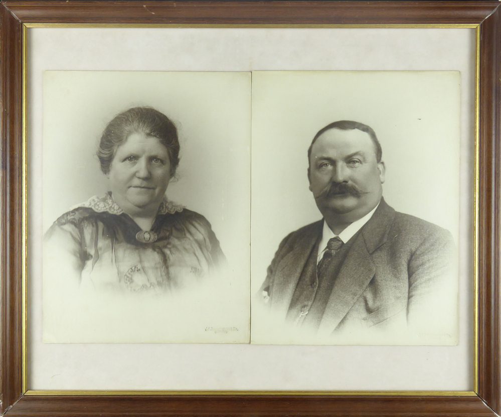 Twee ingelijste kartonnen portretten van een man en vrouw in houten lijst, op vrouwsportret rechtsonder ingedrukte inscriptie J.A.Steenmeijer & Zn, Groningen, voorstellende Gottlieb Peter Vogtländer, geboren op 12 juni 1894 te Groningen, Koopman, leerlooijer, zoon van Rudolf Jurjen Vogtländer en Meinderdina Imelman, overleden 22 september 1976 te Groningen. Hij is getrouwd op 19 mei 1923 te Groningen, met Rijnje Trijntje Veenma, geboren op 30 december 1900 te Groningen, dochter van Jan Veenma en Ida de Boer, overleden 17 januari 1995 te Groningen.