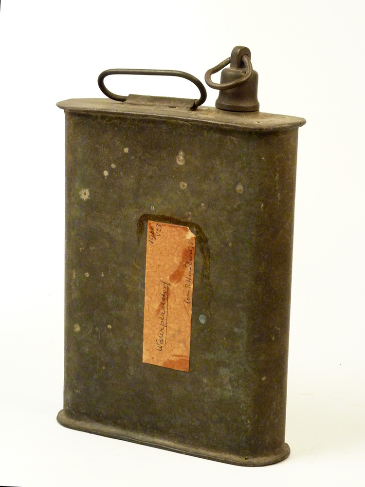 hoge platte ijzeren kruik met schroefdop