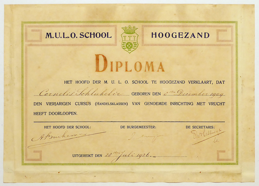 M.U.L.O.School Hoogezand Diploma het hoofd der M.U.L.O. school te Hoogezand verklaart dat Cornelis Schlukebir geboren den 8 sten December 1909 den vierjarigen cursus (Handelsklassen) van genoemde inrichting met vrucht heeft doorlopen het hoofd der school de burgemeester de secrataris uitgereikt den 28 sten juli 1926