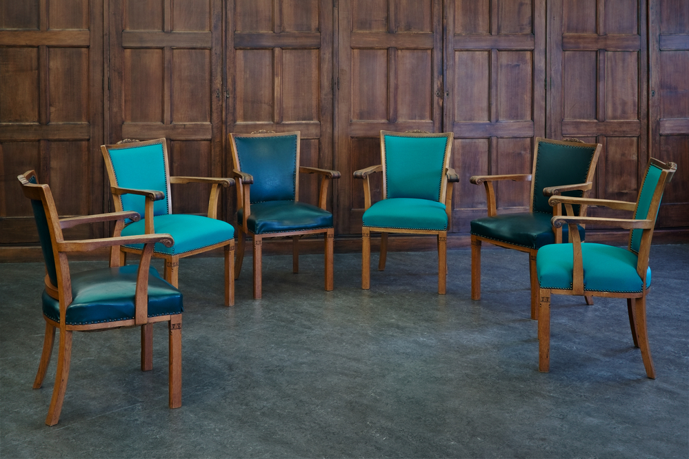 6 houten stoelen met groen leer en koperen knopspijkers