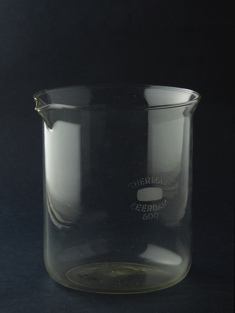 ronde glazen bekerglas met schenklip en witte belettering Thermax Leerdam 600