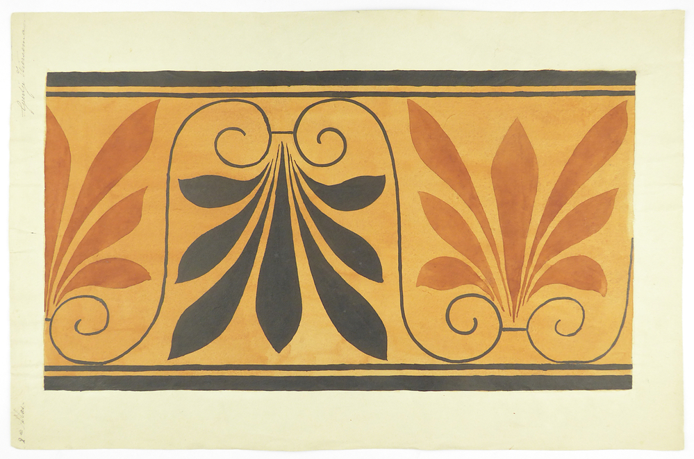 okerkleurige strook, boven en onderkant dikke en dunne zwarte lijn, hierop 3 bladmotieven, 2 in bruin en daartussen omgekeerde zwarte bladmotief en tussen de motiefen een zwarte lijn met sierkrul