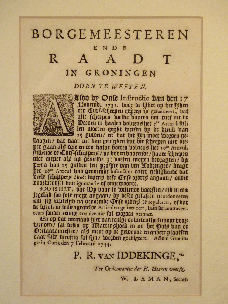 Ordonnantie van de Burgemeester en Raad te Groningen, getekend 7 februari 1744 door Burgemeester Pieter Rembt van Iddekinge, om de bepalingen inzake het ijken en de maximale diepgang van turfschepen zoals afgesproken op 17 december 1731 stipt na te komen, op straffe van een boete van 25 gulden.