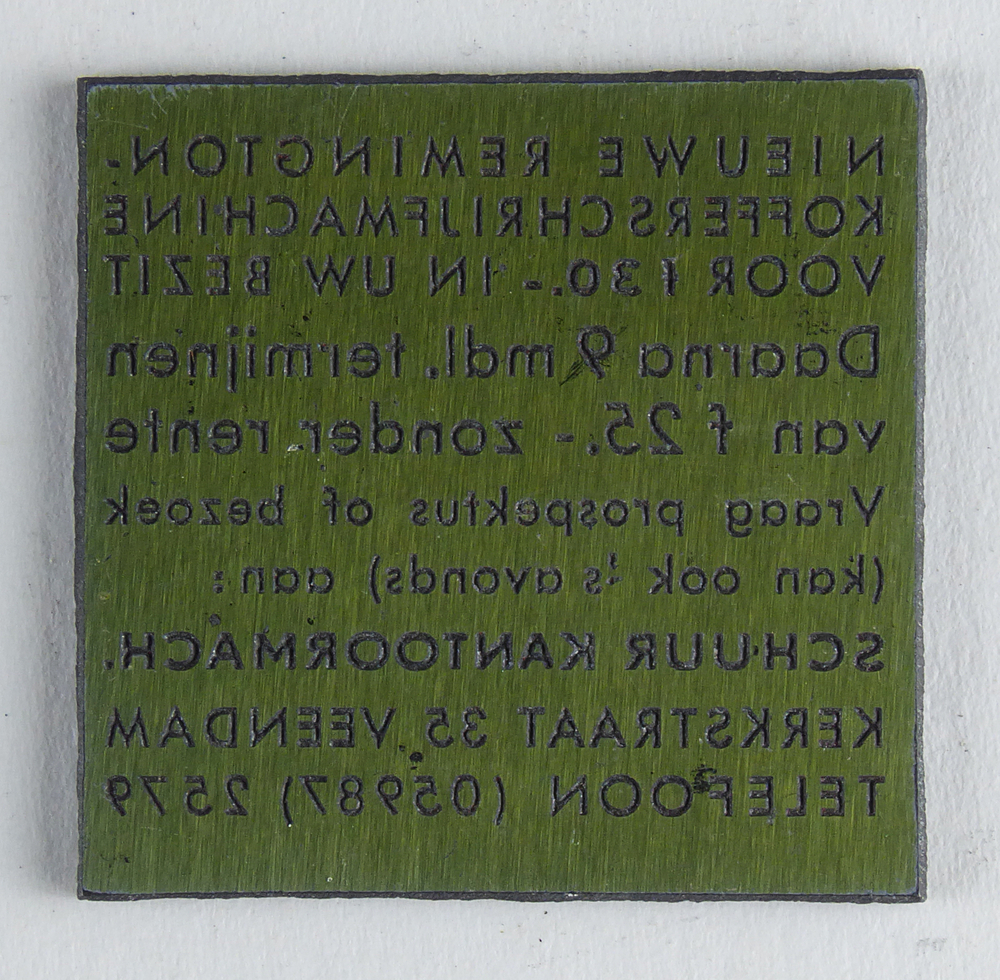 rechthoekige zink met koperen cliche met inscriptie nieuwe remington kofferschrijfmachine voor F 30,- in uw bezit, daarna 9 mnd. termijnen van F 25,- zonder rente vraag prospektus of bezoek (kan ook 's avonds) aan Schuur kantoormach. Kerkstraat 35 Veendam telefoon (05987) 2579, aan achterkant gedeeltelijke logo indianenhoofd met gedeeltelijke tekst micro metal photoengravers plates, afkomstig van kantoorinstallaties Bv Schuur te Veendam