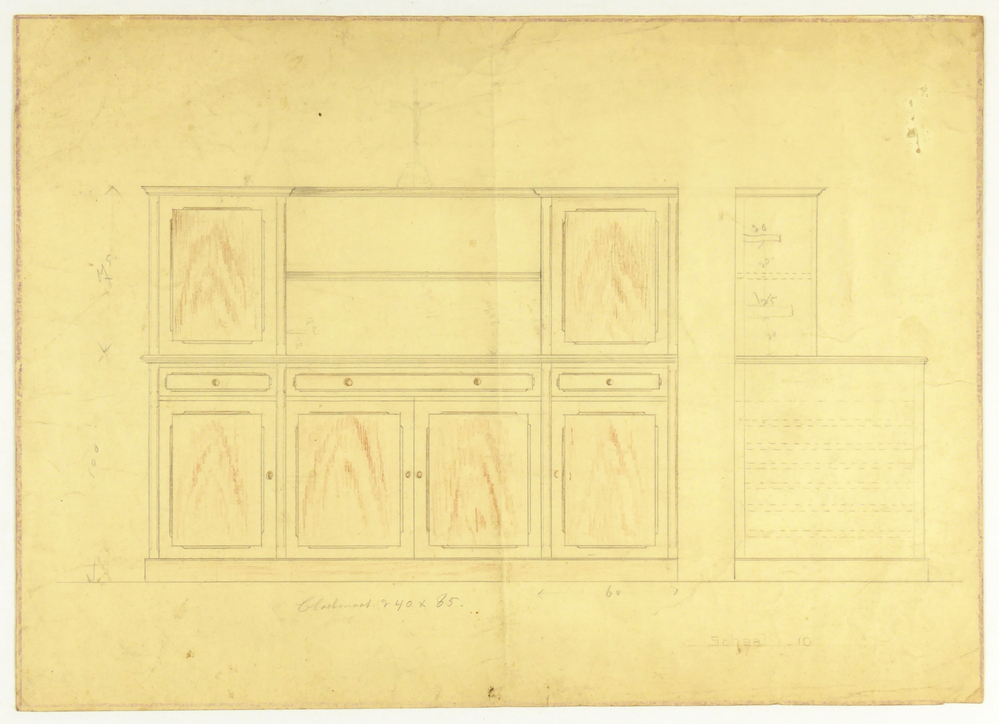 ontwerptekening kast vooraanzicht en zijaanzicht, met aangegeven afmetingen en schaal 1 a 10 ook afmetingen op achterkant, kleine crucifix geschetst op kast