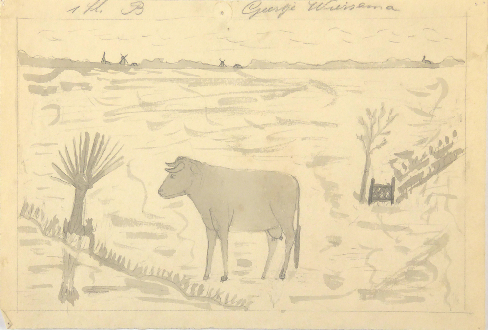 een koe in de wei, hek met boom, op achtergrond 2 kerken, 2 molens en huis