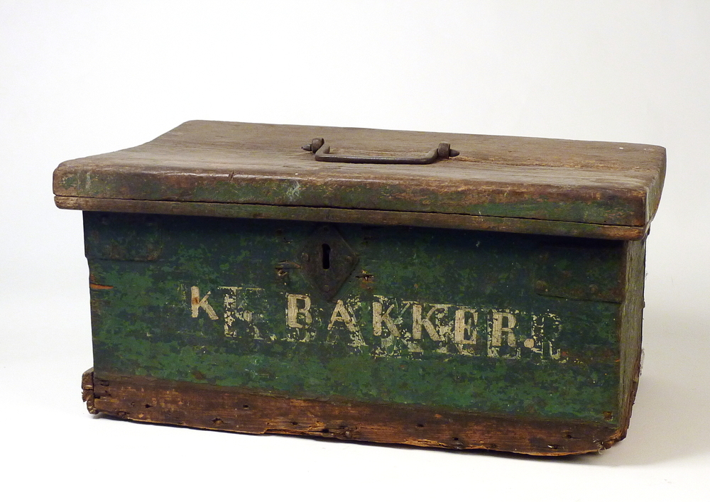 groene houten scheepskist met op voorkant geverfd naam K. Bakker