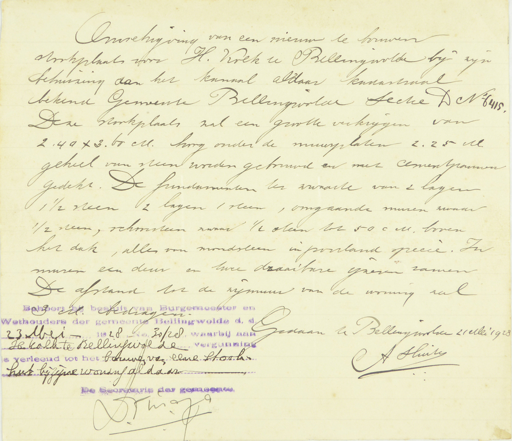 rechthoekig stuk papier met geschreven tekst: Omschrijving van een nieuw te bouwen stookplaats voor H. Kolk te Bellingwolde bij zijn behuizing aan het kanaal aldaar kadastraal bekend Gemeente Bellingwolde Sectie D 6415 Deze stookplaats zal een grootte verkrijgen van 2.40 x 3.60 M hoog onder de muurplaten 2.25 M geheel van steen worden gebouwd en met cementpannen gedekt. De fundamenenten ter zwaarte van 2 lagen 1 1/2 steen 2 lagen 1 steen, omgaande muren waar 1/2 steen, schoorsteen zwaar 1/2 steen tot 50 cM boven het dak, alles van mondsteen in portland spectie. In muren een deur en twee draaibare glazen ramen. De afstand tot de zijmuur van de woning zal 3 m gedragen, gedaan te Bellingwolde 21 mei 1928 A Sluiter daaronder in paarse bestempeling Behoort  bij besluit Burgemeester en Wethouders der gemeente Bellingwedde d.d. 23 mei 1928 30/28 waarbij aan H Kolk te Bellingwolde vergunning is verleend tot het bouwen van een stookhut bij zijne woning aldaar de secretaris der gemeente D Tingen