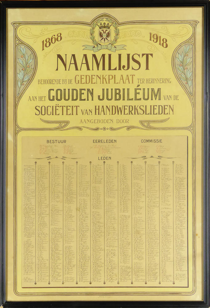 Papier in houten lijst met achterkant van board en ijzeren hoekprofielen, ophanging ijzerdraad, voorkant lithografie in Jugendstil: 1868 1918 Naamlijst behoorende bij de gedenkplaat ter herinnering van het gouden jubileum van de sociëteit van handwerkslieden aangeboden door: gevolg door opsomming d.m.v. een naamlijst van leden, bestuur, ereleden en commissie, waaronder de burgemeester van Winschoten, J.R. Modderman, onderaan gesigneerd met J. Sierks (Jan Sierks, lithograaf geboren 22-4-1881 te Groningen, overleden 15-04-1952 te Groningen, getrouwd met Johanna de Jonge) Groningen, linksboven en rechtsboven cartouche met oranje vruchtdragende blad, met in het midden gekroonde wapenschild met tweekoppige adelaar, het kenteken van de Tsaren uit het voormalige Keizerrijk Rusland, omgeven door vruchtdragende takken, met daaronder een blauwe strik, 96 b x 136 cm h. linksonder lijst beschadigd, verf eraf. Rechts even onder het midden een bruin vlekje.