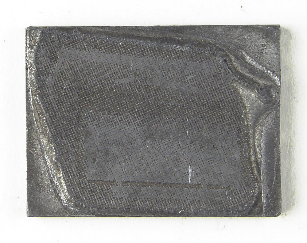 kleine dikke rechthoekige non ferro metalen cliche met afbeelding van iets wat op een dienblad lijkt, afkomstig van kantoorinstallaties Bv Schuur te Veendam