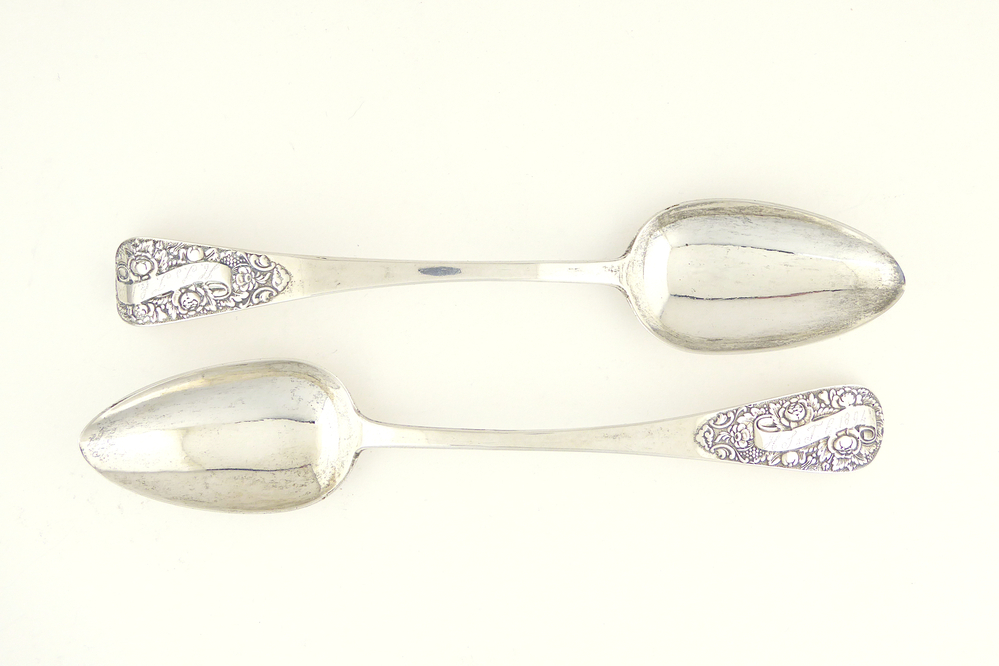 zilveren oostzeelepel met lange spitse bak en iets omgebogen uiteinde steel, op uiteinde steel bloemdecoratie en banderolle met puntgravure H J d T & 1894, gepunte inscriptie onderkant G.W.Schroder & Co Riga 1848, meesterteken Knuth ( meesterteken Christoph Barthold Knuth 1834 - 1864), essayeurteken omgekeerde V III - Leopold Schlutter, 1848 in rechthoek, werkzaam te Riga van 1845 -1849, gehalteteken 84, stadskeur Riga en jaarletter gestileerde J