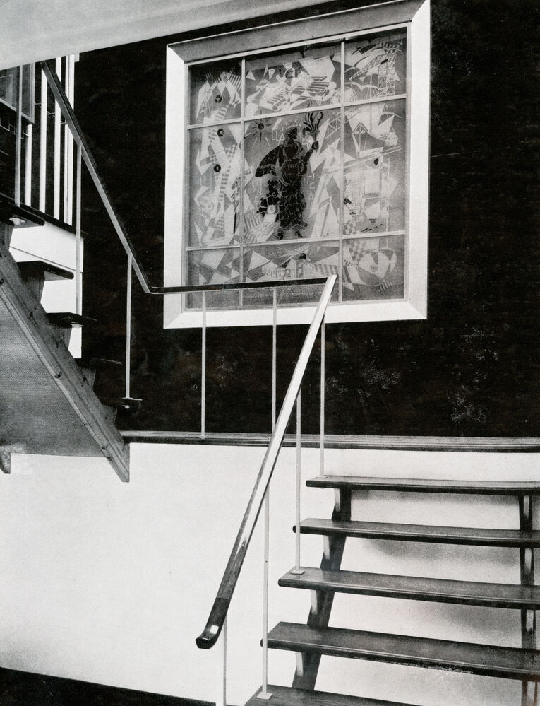 foto van het gedenkraam in het trappenhuis van het kantoor van de Veendammer Cartonnage Fabriek.
