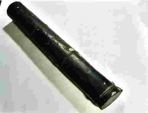 donkergroene blikken staaf met geverfde inscriptie onleesbaar 1869 toebehorend aan Pieter Douwes Douwes