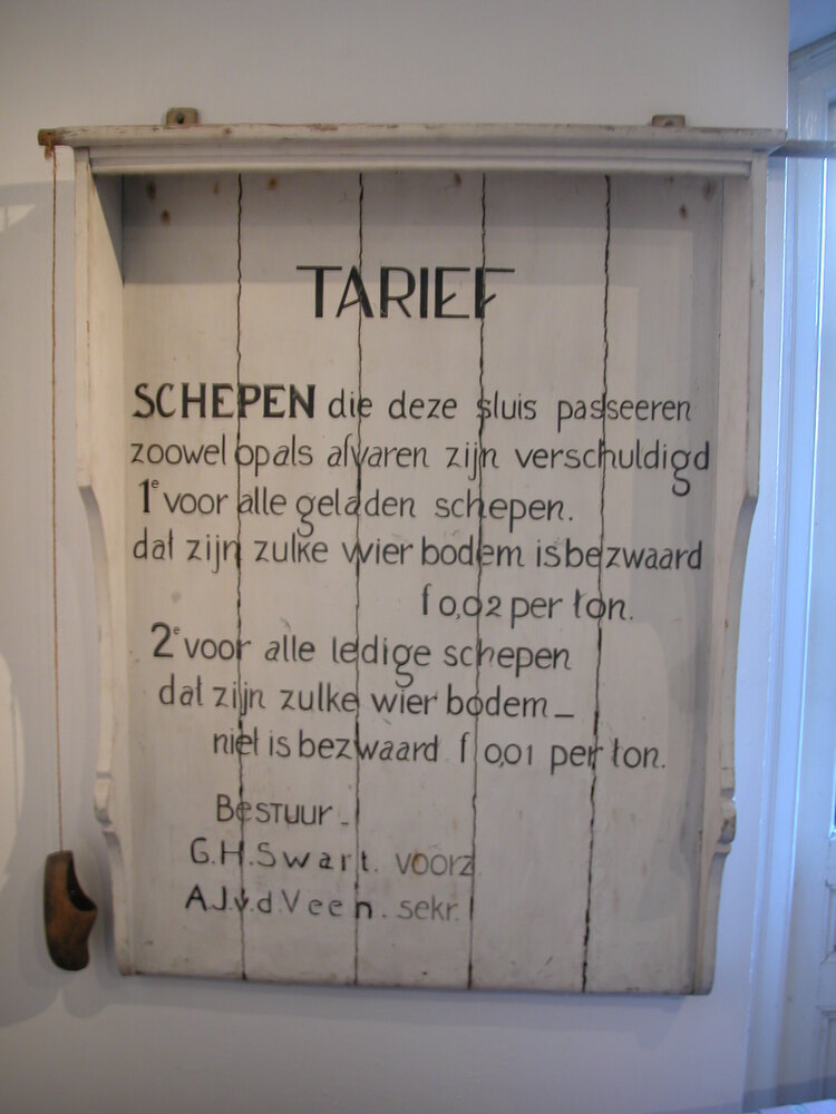 houten Tariefbord van de sluis te Borgercompagnie , Gemeente Sappemeer.