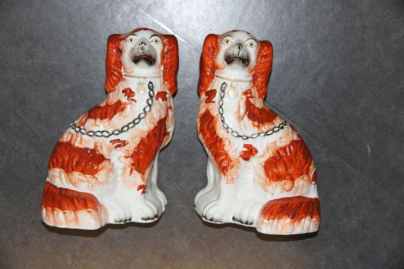 setje van 2 steengoed Staffordshire honden in de vorm van een King Charles Spaniel, bruine vlekken alom, witte voorpoten met zwarte nagels, zwarte ketting over borst naar rug en zandkleurige nekhanger, 12 x 17,3 x 26 cm, Staffordshire, ongeveer 1850