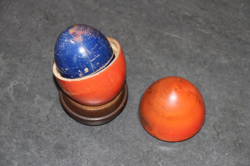 9 in elkaar passende houten eieren op stander