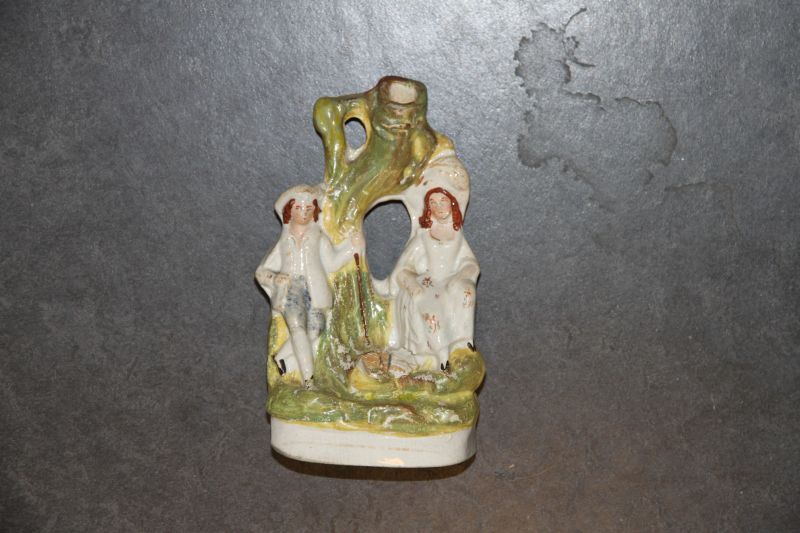 aardewerken beeldengroep van man en vrouw naast een boom, herder en herderin