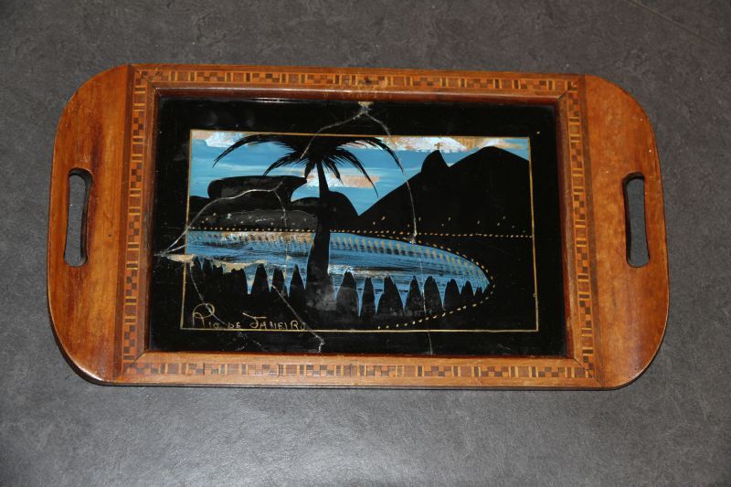 dienblad met glasschildering van de baai te Rio de Janeiro, opgewerkt met vlindervleugels