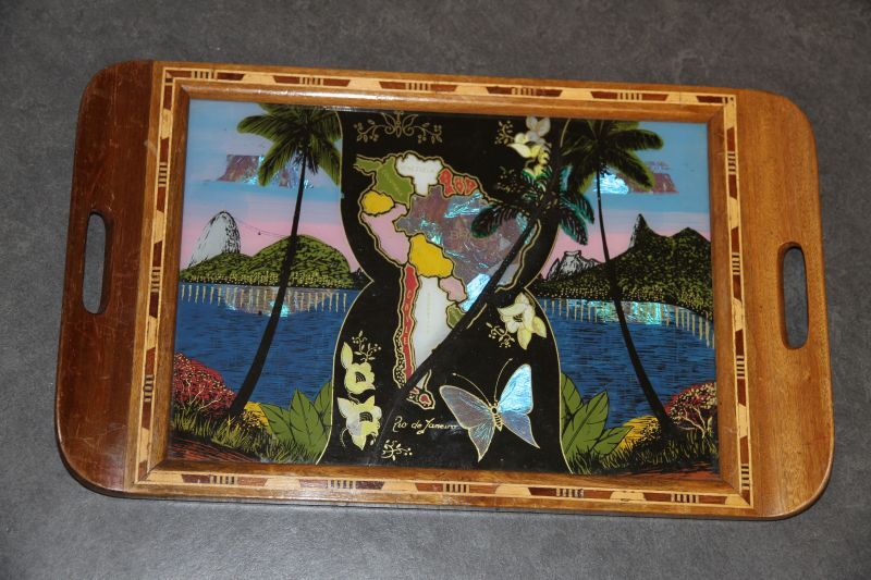 dienblad met glasschildering opgewerkt met vlindervleugels