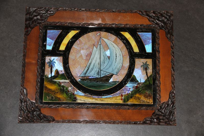 glasschildering van een zeilschip, strand en baai van Rio de janeiro, met op de achtergrond de suikerbroodberg met kabelbaan, opgevuld met vlindervleugels