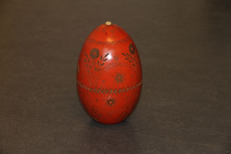 rood oranje houten ei wat is getransformeerd tot kluwenhouder