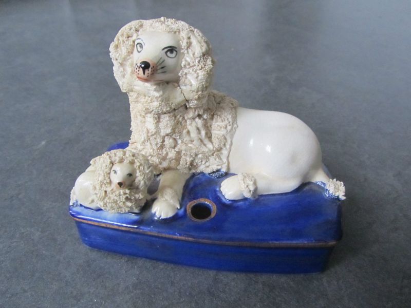 steengoed beeld van poedel met jongen, vacht is gemaakt van gruis, liggend op diepe blauwe ondergrond met gouden bies en gat, pennenhouder. Quill Holder, 13 x 6,9 x 10,5 cm, Staffordshire, ongeveer 1845 - 1850.