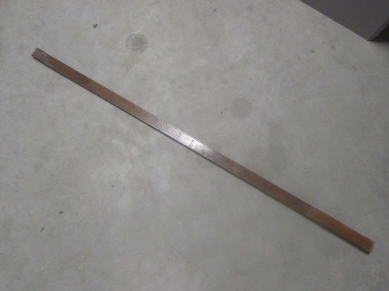 langwerpige brede houten meetlat met messing beslag aan weerszijden met handgreep, schaalverdeling van 1 meter