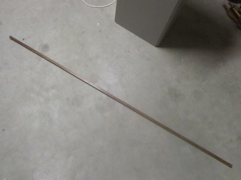 langwerpige houten meetlat met ijzeren beslag op de uiteinden, schaalverdeling van 2 meter