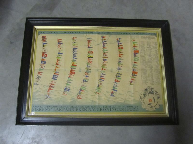 ingelijste poster met vlaggen en wimpels van nederlandse watersportverenigingen