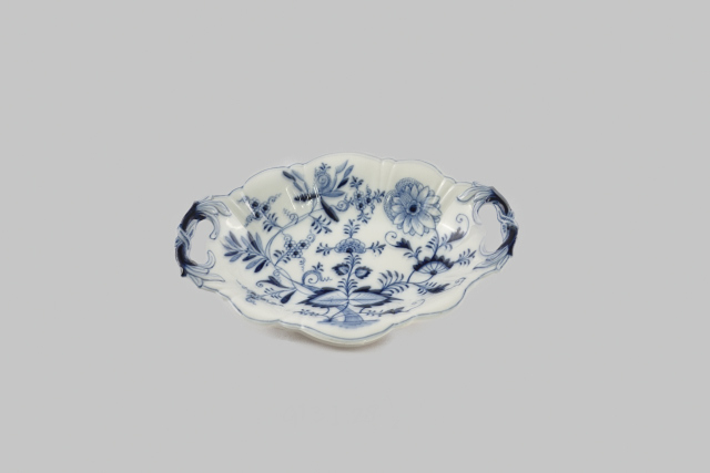 Ovale schaal met opengewerkte handvaten in Zwiebelmuster stijl