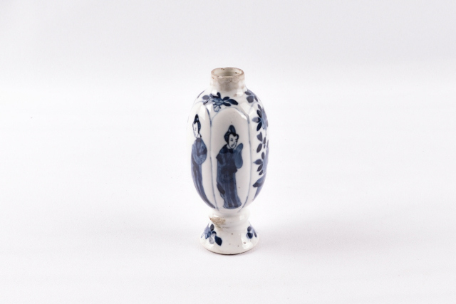 Vaasje op voet van Chinees porselein