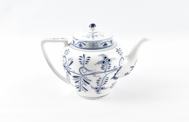 Theepot van porselein in Zwiebelmuster stijl.