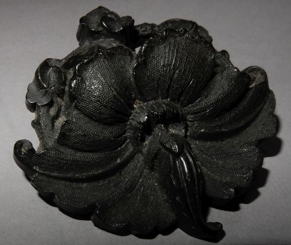 Broche, zwart bloemmotief in eboniet, rouwdracht, eind 19e eeuw