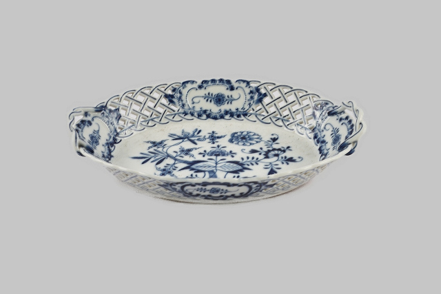 Schaal met opengewerkte rand in Zwiebelmuster stijl