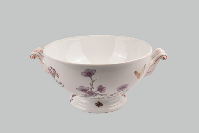 Soepterrine met bloem- en vlindermotief.