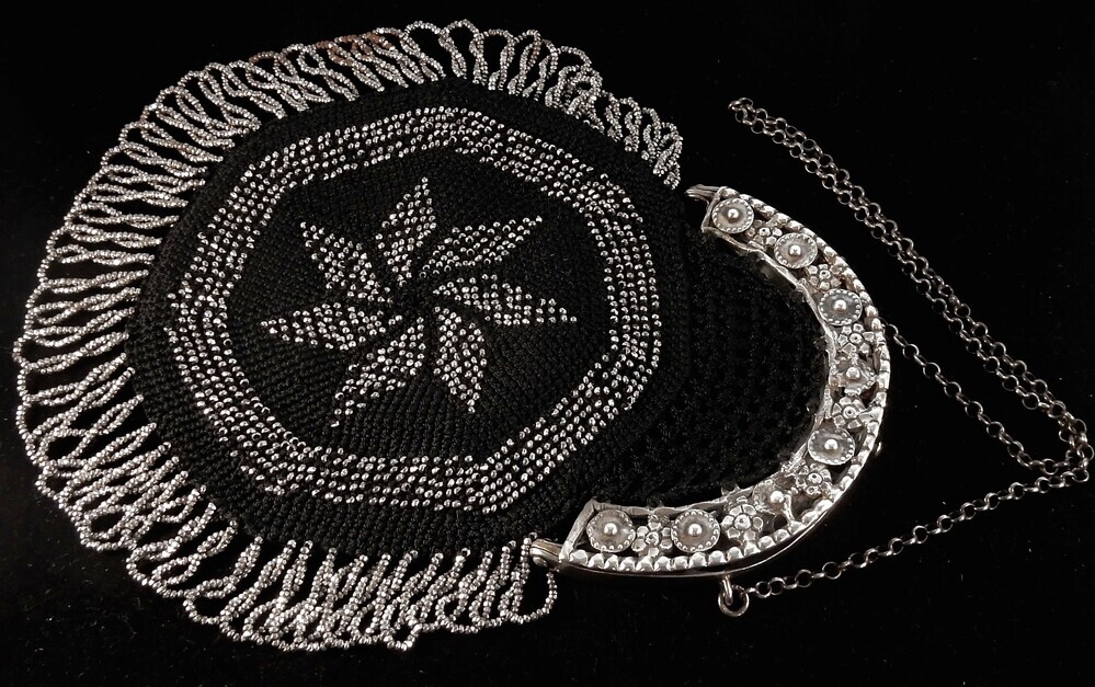 Zilveren beugel -1829 Schoonhoven - met tasje van zwart gehaakt garen en zilverkleurige kralen