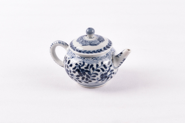 Theepotje van Chinees porselein met blauwe beschildering