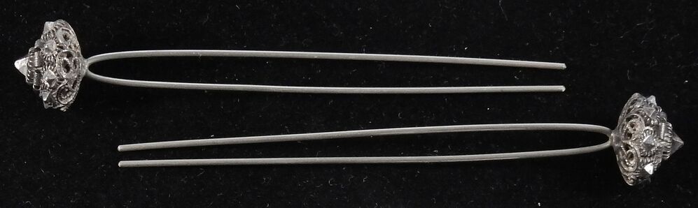 zilveren mutsspelden met filigrain knop ca.1860