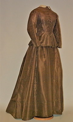 Tweedelige japon van bruine zijde, rond 1870