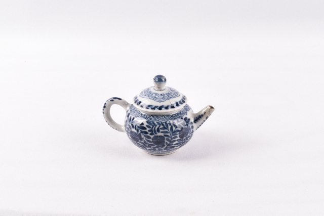 Theepot van porselein met blauwe beschildering