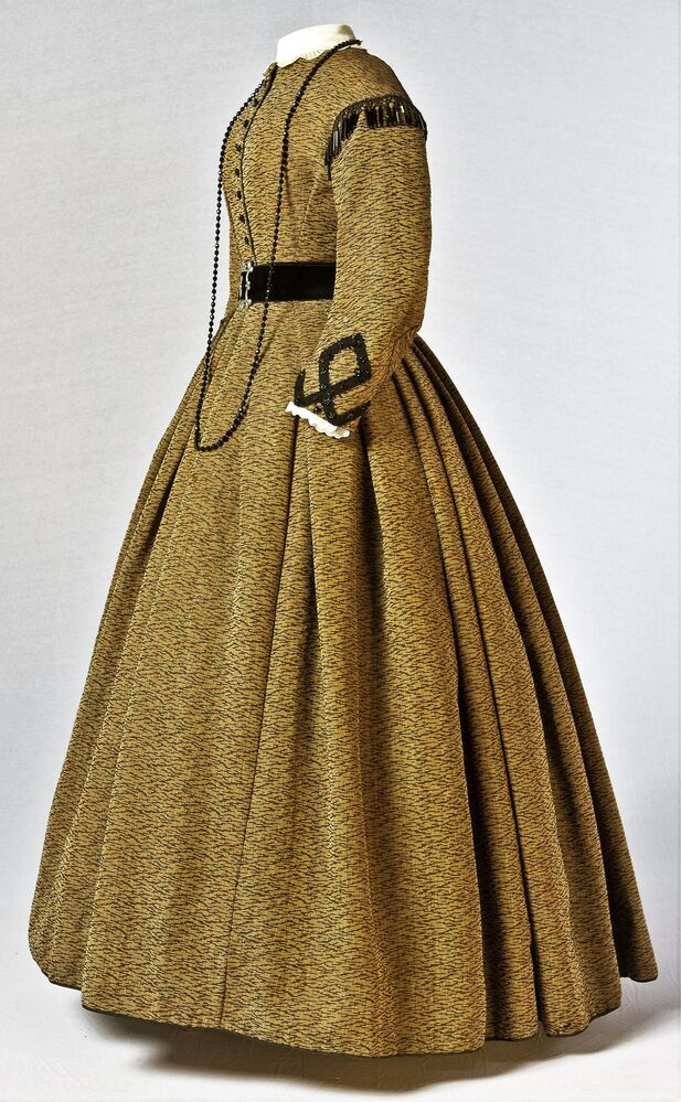 Modieuze japon in wol van Itje Willems Dijkhuis, 1868