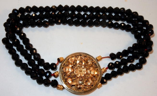 armband met 3 snoeren granaten en gouden filigrain slotplaat 1870