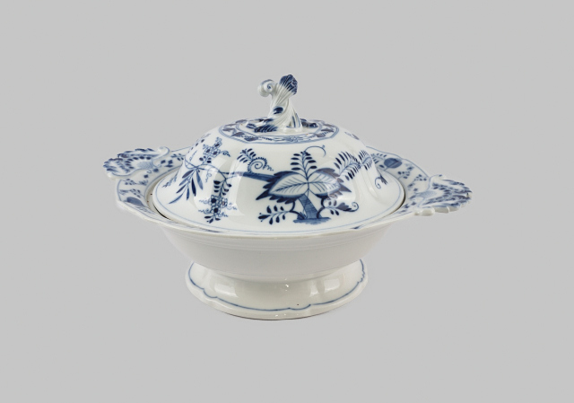 Twee ronde schalen met deksel in Zwiebelmuster stijl