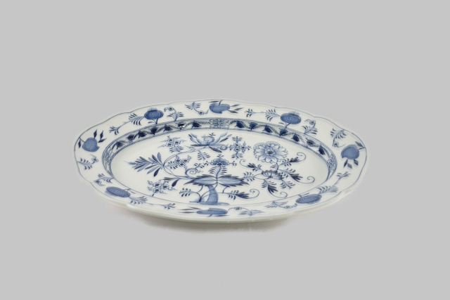 Ovale schaal van porselein in Zwiebelmuster stijl