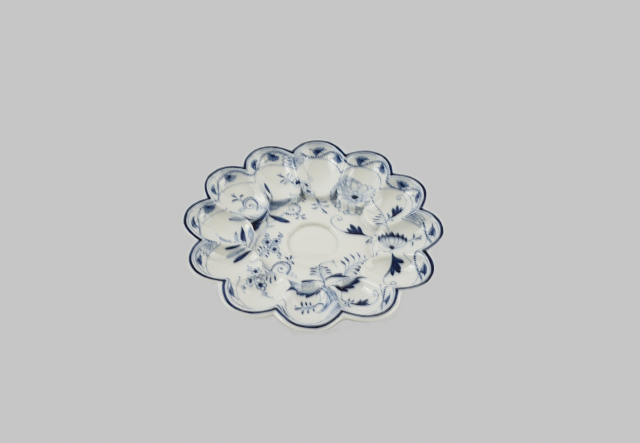 Eierschotel van porselein in Zwiebelmuster stijl